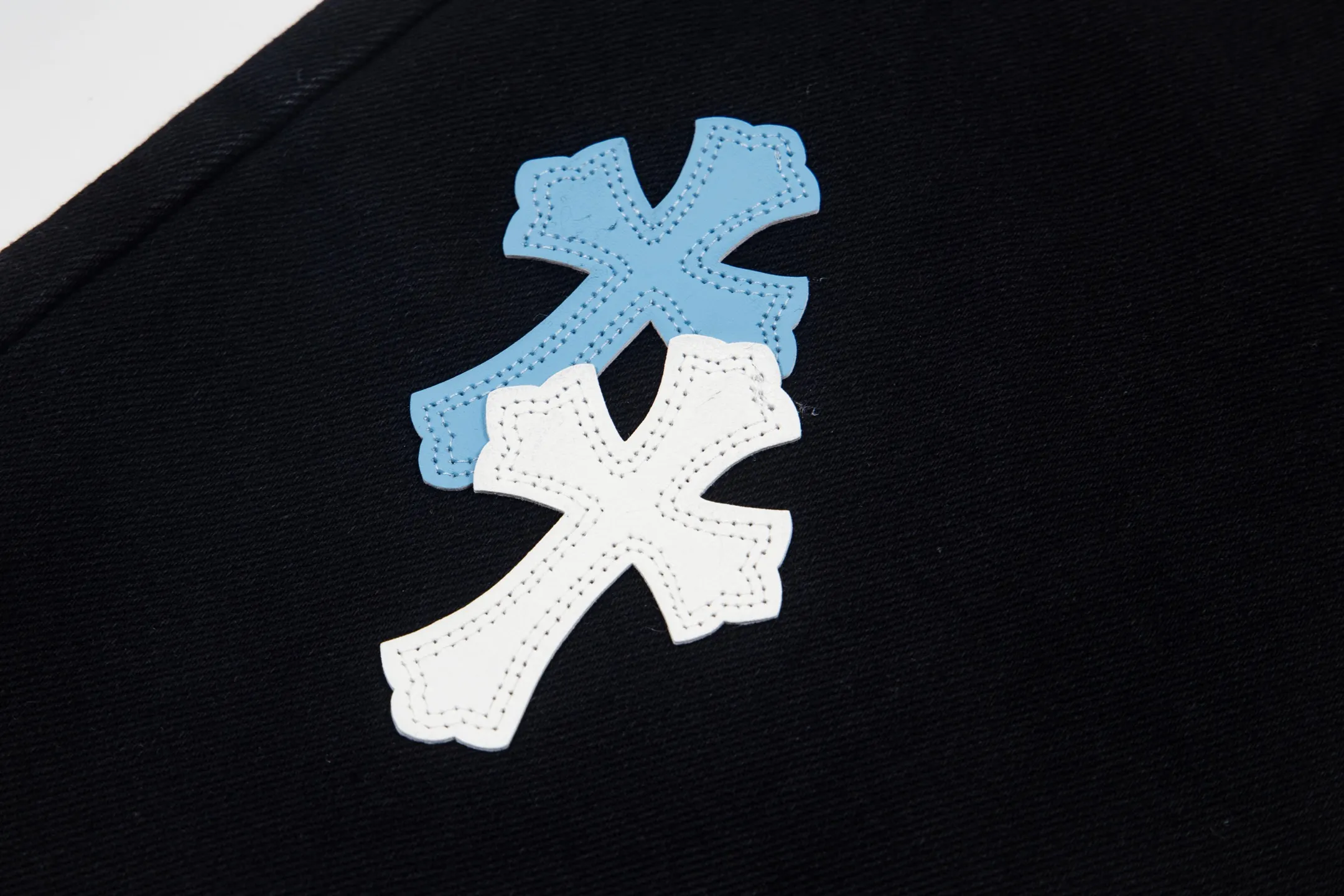 P260 Chrome Hearts Black Pants Sanskrit Blue and White Patch Leather Jeans CH jeans need to be washed before being dismantled and then hand-stitched with sheepskin cross leather and then spliced ​​together. The whole piece has too many craftsmanship to describe. The patches are decorated with cross patterns and the high-waisted washed jeans! ! Absolutely high-end luxury products, god-level single products and super popular products, made with top heavy industry, a must-see magic weapon. Customized hardware. The fabric is thick and soft after washing. It has good breathability. Customized small leather label. Unique design. The details are simple and elegant, and the workmanship is exquisite. The entire trousers are neatly routed and the details are in place! It’s so cool that both men and women can easily control the genderless trend! Style number: 1873# Color: black Size: 28 30 32 34